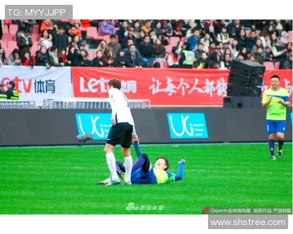 与三位足球明星面对面交流的精彩瞬间动图集锦